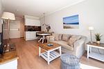 Wohnbereich mit Sitzecke und TV - Wohnung 16 - Top-Hundeurlaub
