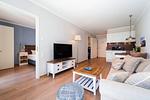 Wohnbereich mit Sitzecke und TV - Wohnung 16 - Top-Hundeurlaub