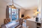 Wohnzimmer mit Blick zum Balkon - Wohnung 60 - Top-Hundeurlaub