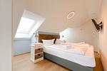 Schlafzimmer mit bezogenem Doppelbett - Wohnung 67 - Top-Hundeurlaub