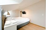 Schlafzimmer mit Doppelbett und TV - Wohnung 67 - Top-Hundeurlaub