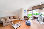 Wohnbereich mit Sitzecke und TV - Wohnung 67 - Top-Hundeurlaub