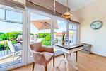 Wohnbereich mit Sitzecke und TV - Wohnung 67 - Top-Hundeurlaub