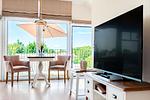 Wohnbereich mit Sitzecke und TV - Wohnung 67 - Top-Hundeurlaub