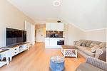 Wohnbereich mit Sitzecke und TV - Wohnung 67 - Top-Hundeurlaub