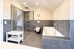 Badezimmer mit Dusche und Badewanne - Wohnung 68 - Top-Hundeurlaub