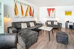Wohnzimmer mit Sofa und Sessel - Promenadenvilla 03 Wohnung 09 - Top-Hundeurlaub