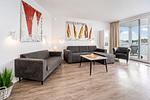 Wohnbereich mit Blick auf den Balkon - Promenadenvilla 03 Wohnung 04 - Top-Hundeurlaub