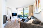 Wohnzimmer mit Sitzecke und TV - Promenadenvilla 03 Wohnung 02 - Top-Hundeurlaub
