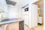 Küche mit Herd und Mikrowelle - Promenadenvilla 03 Wohnung 02 - Top-Hundeurlaub