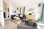 Wohnzimmer mit Sitzecke und TV - Ferienhaus 13 - Top-Hundeurlaub