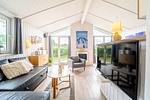 Wohnzimmer mit Blick zur Terrasse - Ferienhaus 13 - Top-Hundeurlaub