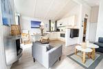 Wohnzimmer mit Blick zum Essbereich und Küche - Ferienhaus 13 - Top-Hundeurlaub