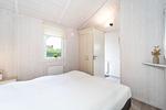 1. Schlafzimmer mit Blick zum Fenster - Ferienhaus 13 - Top-Hundeurlaub
