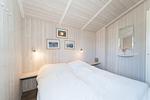 erstes Schlafzimmer mit Spiegel - Ferienhaus 03 - Top-Hundeurlaub