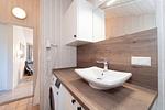 Badezimmer mit Spiegel und Fön - Ferienhaus 03 - Top-Hundeurlaub