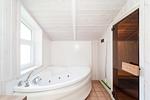 Badezimmer mit Whirlwanne - Ferienhaus 03 - Top-Hundeurlaub