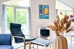 Wohnzimmer mit großen Fenstern - Ferienhaus 18 - Top-Hundeurlaub