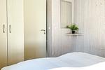 1. Schlafzimmer mit Schrank - Ferienhaus 18 - Top-Hundeurlaub