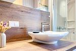 Badezimmer mit WC und Waschbecken - Ferienhaus 18 - Top-Hundeurlaub