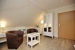Wohnzimmer mit Sitzgruppe und Kleiderschrank - Wohnung 14 - Top-Hundeurlaub