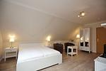 Wohnzimmer mit Doppelbett und Schrank - Wohnung 14 - Top-Hundeurlaub