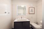 Duschbad mit Waschbecken und WC - Wohnung 39 - Top-Hundeurlaub