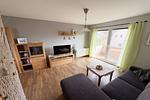 Gemütliches Wohnzimmer mit Zugang zum Balkon in der Ferienwohnung Ostseeblume - Ferienwohnung Ostseeblume - Top-Hundeurlaub