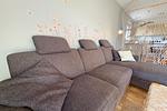Komfortables Sofa im hellen Wohnbereich im Seebad Kölpinsee - Ferienwohnung Ostseeblume - Top-Hundeurlaub