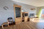 Wohnzimmer mit TV und moderner Schrankwand in Kölpinsee - Ferienwohnung Ostseeblume - Top-Hundeurlaub