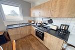 Helle Küche mit Fenster und viel Arbeitsfläche in Kölpinsee - Ferienwohnung Ostseeblume - Top-Hundeurlaub