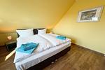 Helles Schlafzimmer mit bequemen Betten im Seebad Kölpinsee - Ferienwohnung Ostseeblume - Top-Hundeurlaub