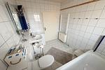 Helles Duschbad mit großem Spiegel in der Ferienwohnung Ostseeblume - Ferienwohnung Ostseeblume - Top-Hundeurlaub