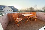Sonniger Balkon mit Sitzmöbeln zum Entspannen in Kölpinsee - Ferienwohnung Ostseeblume - Top-Hundeurlaub