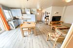 Esstisch, Küche und Wohnzimmer in Ferienwohnung in Loddin auf Usedom - Ferienwohnung kleine Auszeit - Top-Hundeurlaub