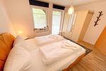 Schlafzimmer mit Kleiderschrank in Ferienwohnung in Loddin auf Usedom - Ferienwohnung kleine Auszeit - Top-Hundeurlaub