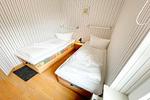 Kleines Schlafzimmer mit zwei Einzelbetten in Ferienwohnung in Loddin auf Usedom - Ferienwohnung kleine Auszeit - Top-Hundeurlaub