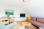 Helles Wohnzimmer mit Sofa und Fernseher - Boddenräuber 5 - Top-Hundeurlaub