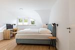 Modernes Schlafzimmer mit großem Bett und Schreibtisch - Boddenräuber 5 - Top-Hundeurlaub