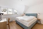 Helles Schlafzimmer mit Doppelbett - Boddenräuber 5 - Top-Hundeurlaub