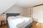 Helles Schlafzimmer mit Doppelbett und Kleiderschrank. - Boddenräuber 5 - Top-Hundeurlaub