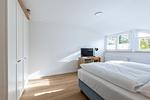 Helles Schlafzimmer mit Doppelbett und Fenster - Boddenräuber 5 - Top-Hundeurlaub