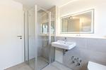 Modernes Badezimmer mit Dusche und Waschbecken - Boddenräuber 5 - Top-Hundeurlaub