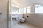 Modernes Badezimmer mit Fenster und Dusche - Boddenräuber 5 - Top-Hundeurlaub