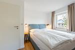 Helles Schlafzimmer mit Doppelbett - Boddenräuber 5 - Top-Hundeurlaub