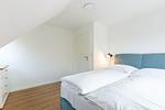 Schlafzimmer mit Doppelbett und minimalistischer Einrichtung. - Boddenräuber 5 - Top-Hundeurlaub