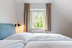 Gemütliches Schlafzimmer mit Fensterblick - Boddenräuber 5 - Top-Hundeurlaub