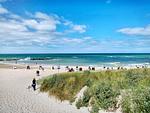 Strand mit Sonnenanbetern und Wellen - Boddenräuber 5 - Top-Hundeurlaub