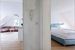 Helles Wohnzimmer mit Sofa und Bett - Boddenräuber 4 - Top-Hundeurlaub