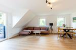 Helles Wohnzimmer mit Sofa und Tisch - Boddenräuber 4 - Top-Hundeurlaub